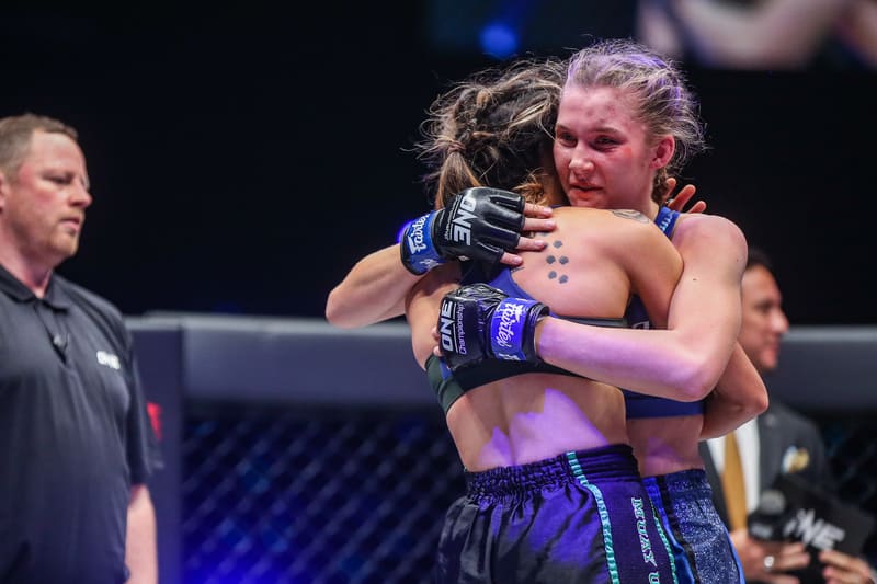 Smilla Sundell embracing her opponent in the cage after their fight