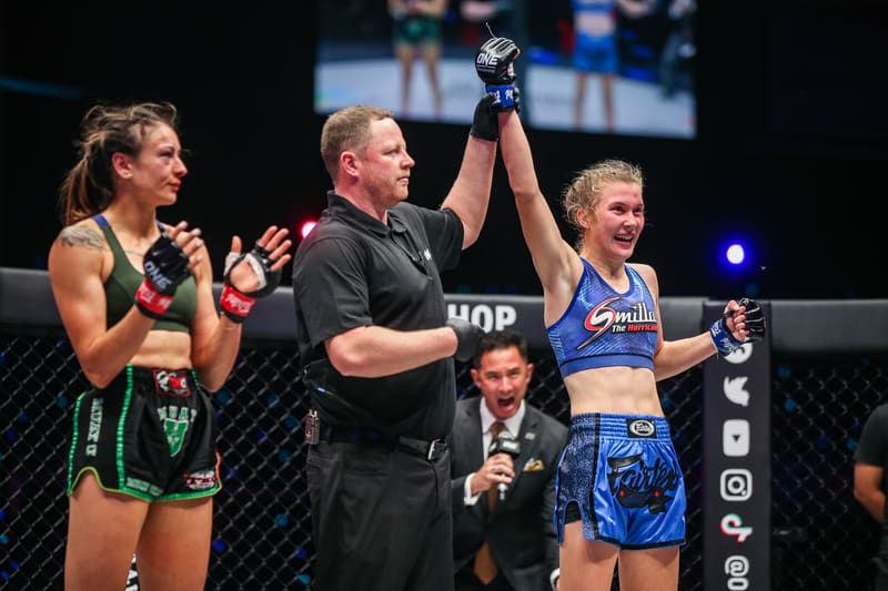 Smilla Sundell having her hand raised in victory beside her opponent, who applauds her